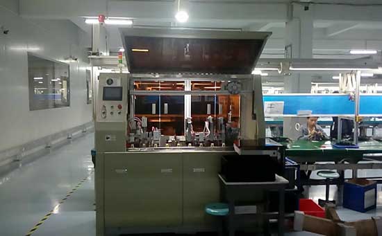 自動(dòng)剝皮刷剪編織包銅箔機(jī)現(xiàn)場(chǎng)圖片 自動(dòng)剝皮刷剪編織包銅箔機(jī)現(xiàn)場(chǎng)圖片